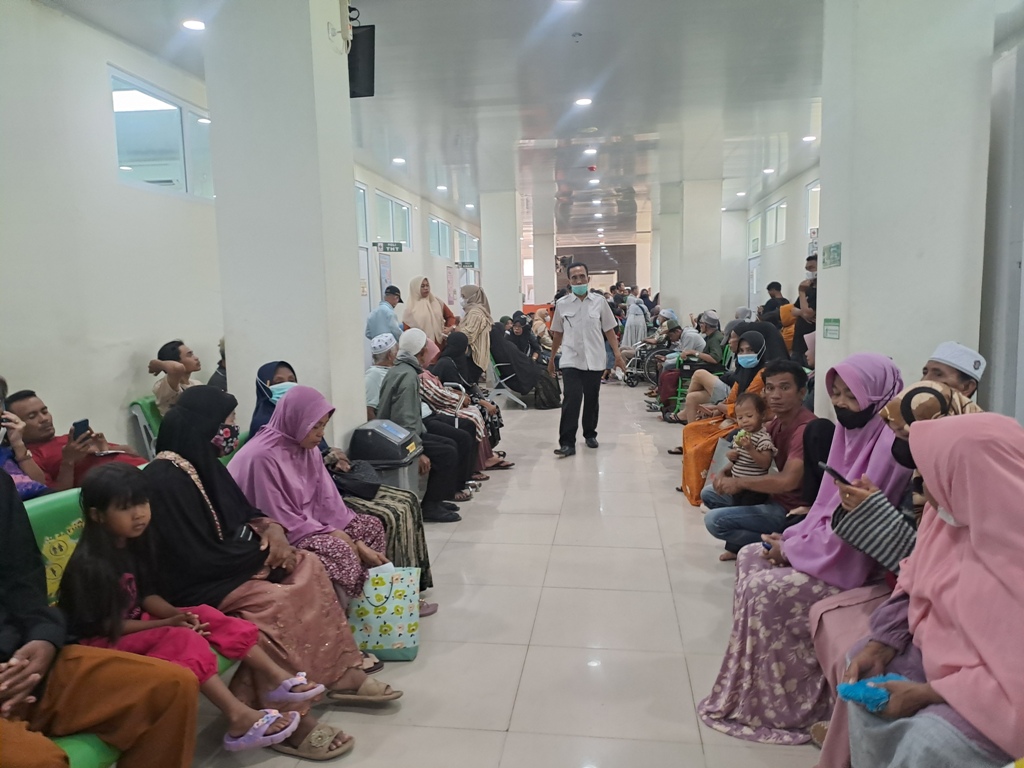 ANTREAN PANJANG: Pasien mengantre di loket pendaftaran RSUD Bima, Rabu (26/2).