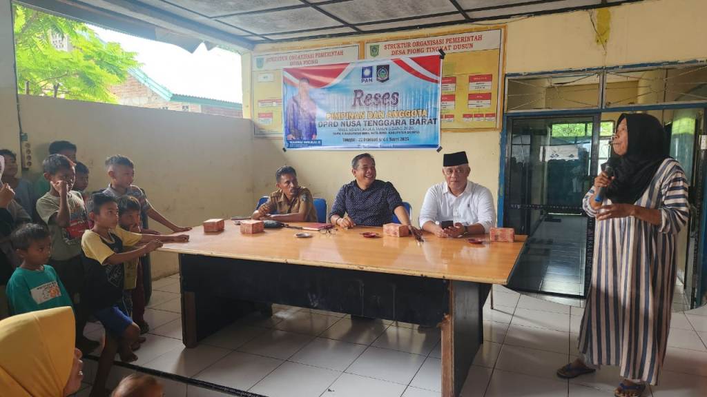 RESES: Anggota DPRD NTB Muhammad Aminurlah saat menyerap aspirasi warga di Kecamatan Sanggar, Kabupaten Bima, Selasa (25/2).