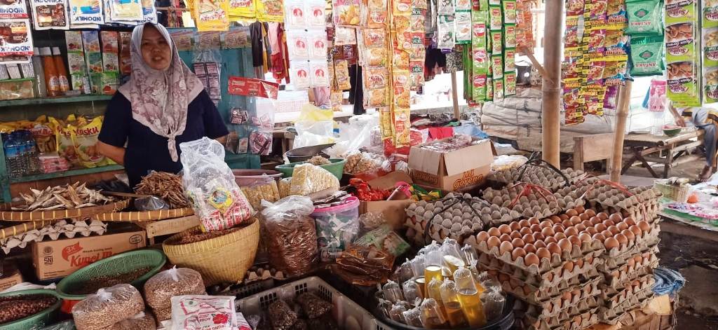 BAHAN POKOK: Pedagang menata telur di Pasar Gerung, Kamis (27/2). Harga telur merangkak naik selama tiga hari terakhir.