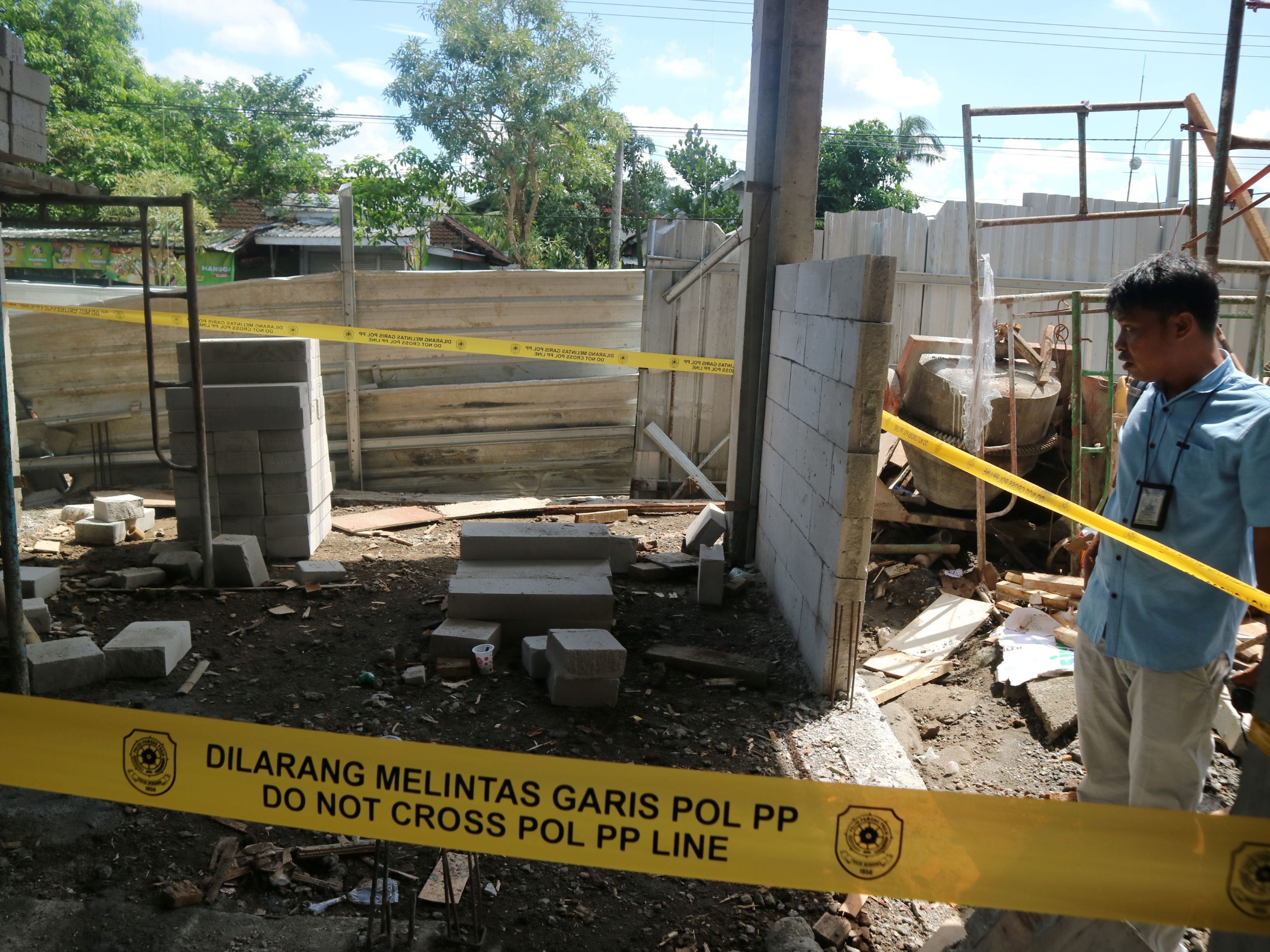 Pita kuning larangan melintas milik Satpol PP Loteng terpasang pada salah satu bangunan TPS Limbah B3 milik Rumah Sakit Cahaya Medika, Leneng, Kota Praya, Rabu (26/2).