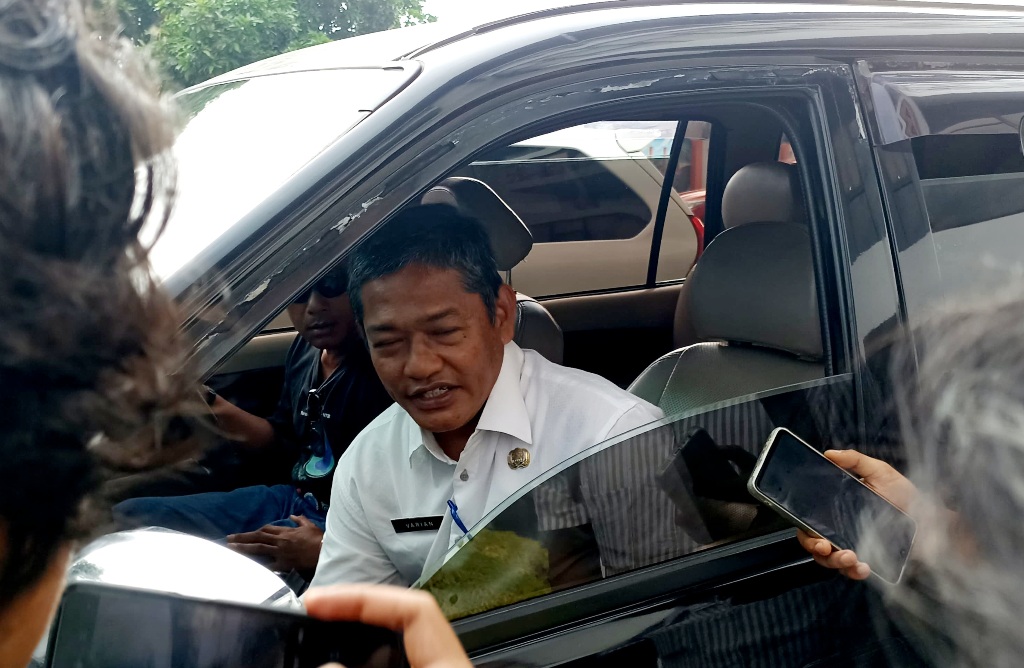 PENUHI PANGGILAN JAKSA: Varian Bintoro, Kepala Dinas Tenaga Kerja dan Transmigrasi selaku ketua tim feasibility study pengadaan lahan sport center di Samota Sumbawa saat memenuhi panggilan.