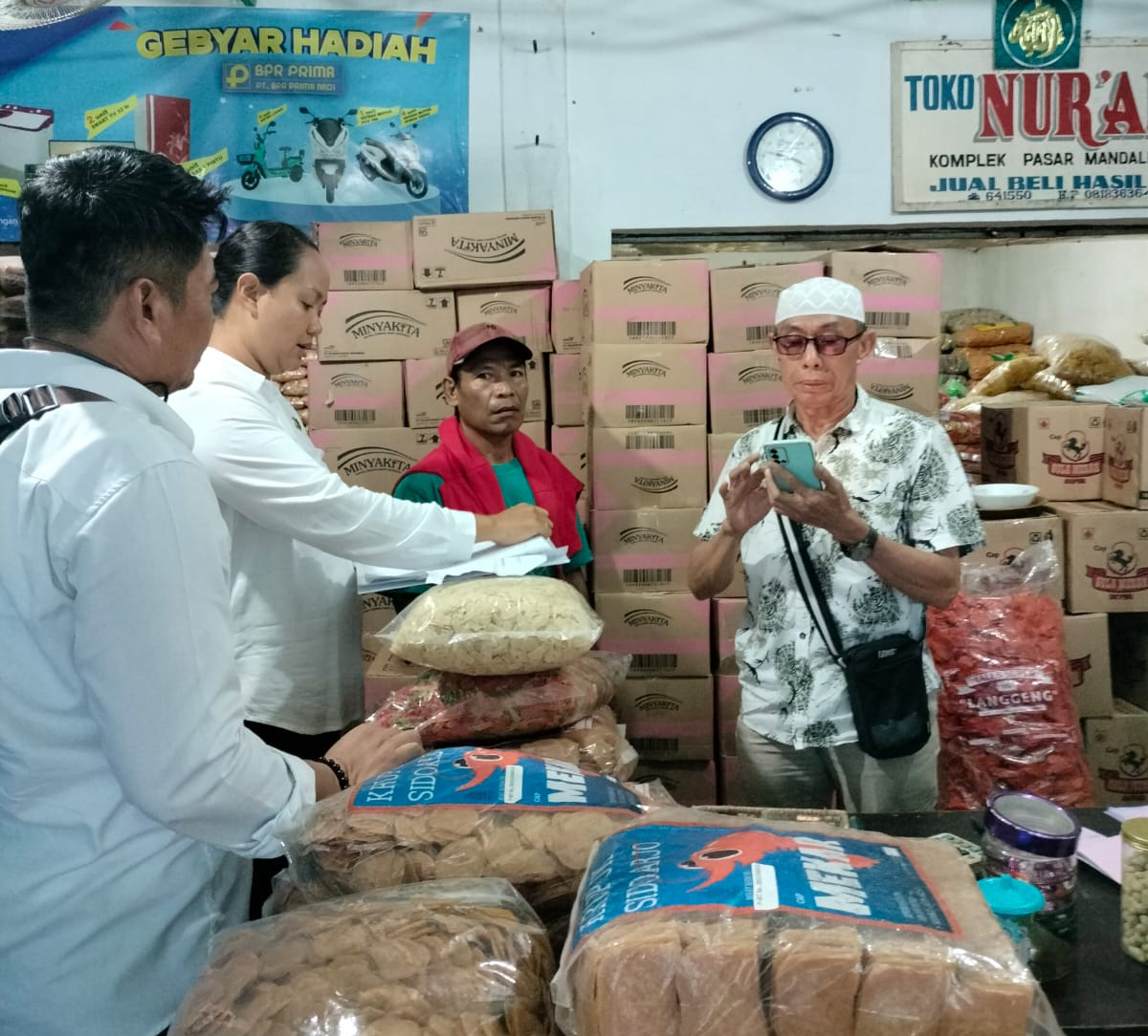 Tim Satgas Pangan Polda NTB melakukan pemantauan stok dan harga pangan di salah satu pasar di Mataram, Jumat (28/2).