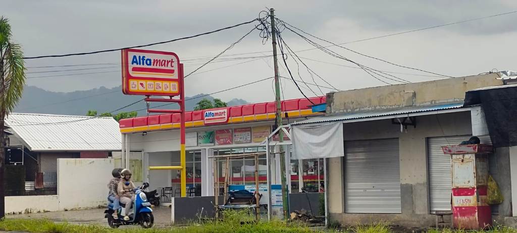 AKAN DITINDAK TEGAS: Salah satu ritel modern di KLU. Bupati Najmul Akhyar mengaku akan mengevaluasi izin ritel modern yang ada.