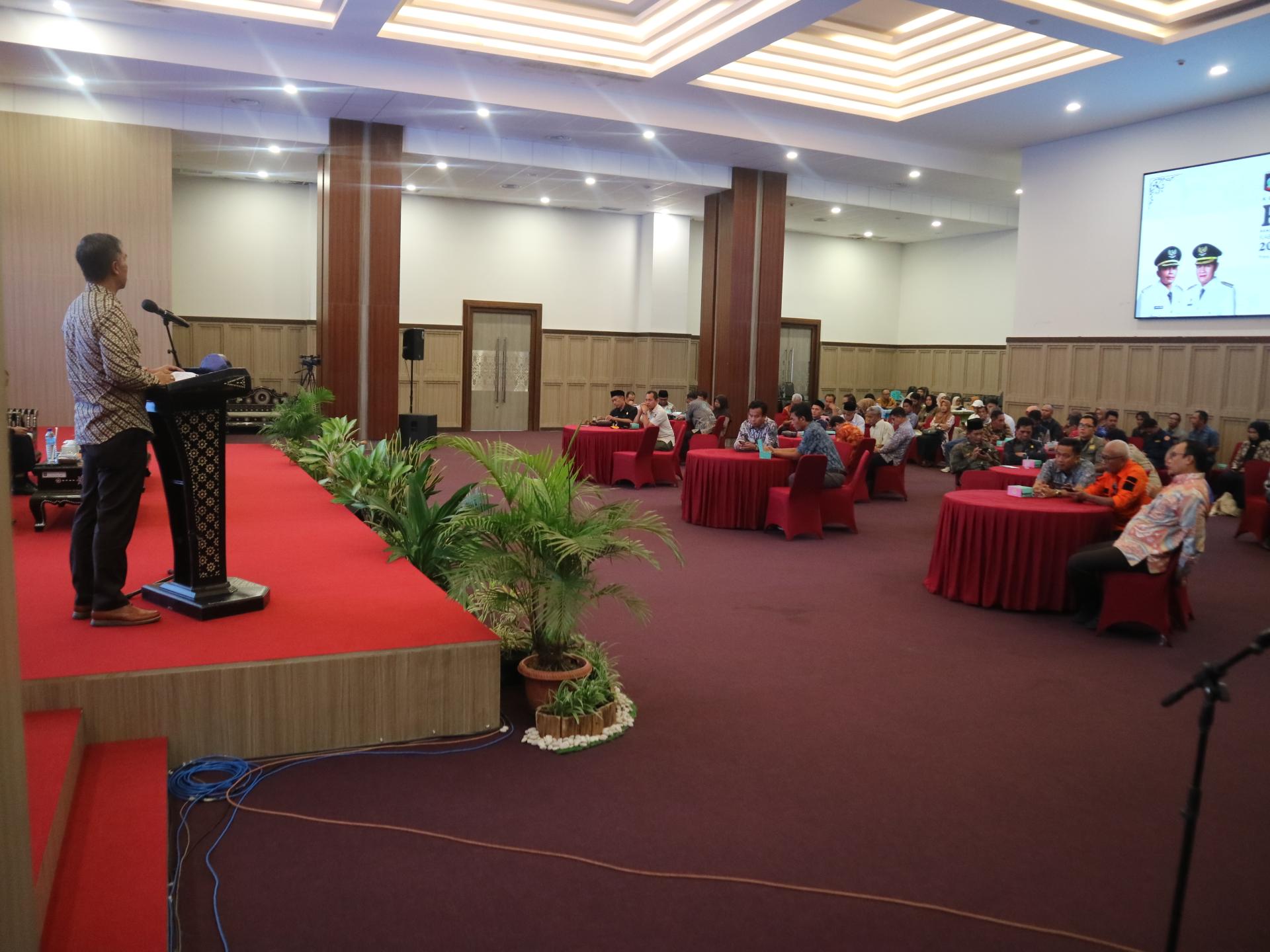 Sekda Loteng Lalu Firman Wijaya (podium) berikan arahan kepada seluruh OPD dalam kegiatan Diskusi Publik RKPD Loteng Tahun 2026 di ballroom kantor bupati, Kamis (27/2).