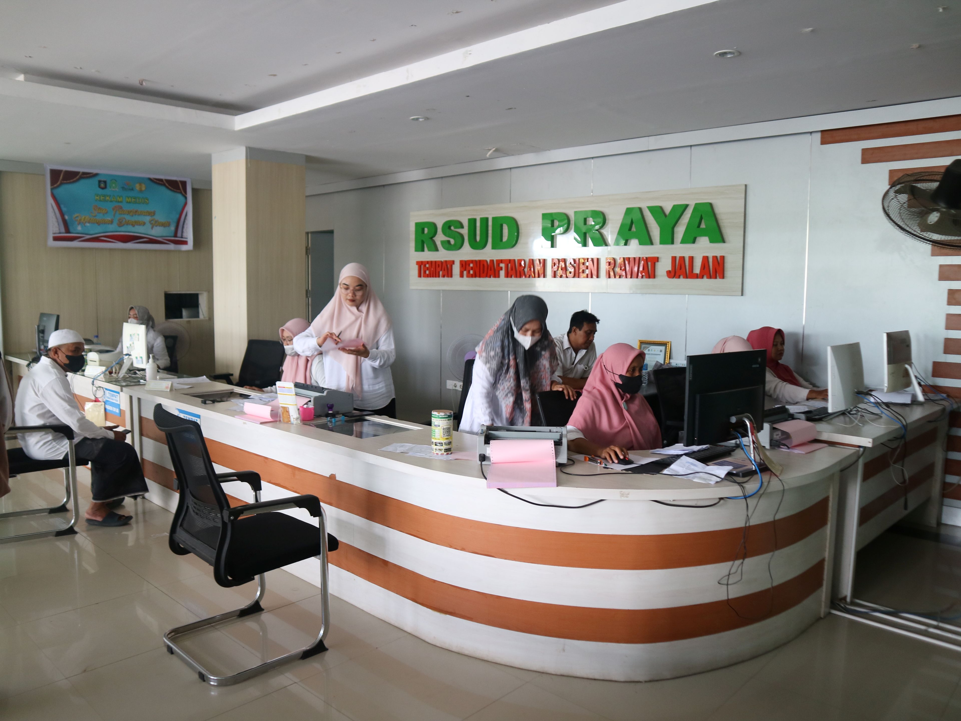 Tampak seorang keluarga pasien mendaftarkan keluarganya yang sakit pada bagian pendaftaran bagi pasien rawat jalan di RSUD Praya, Loteng, Rabu (26/2).