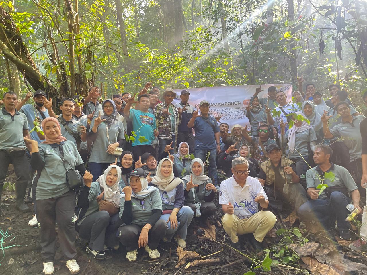 Aksi tanam pohon seluruh jajaran PDAM Tiara Loteng di Desa Lantan, Kecamatan Batukliang Utara, Loteng, Jumat (28/2).