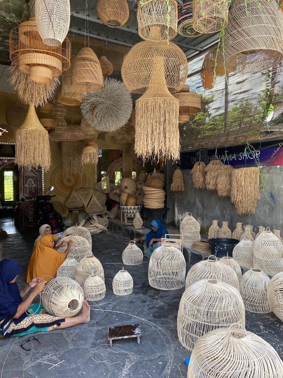 : Sejumlah ibu-ibu antusias membuat kerajinan anyaman bambu yang dibuat di area showroom CV Purnama, Praya, Loteng, Kamis (27/2).