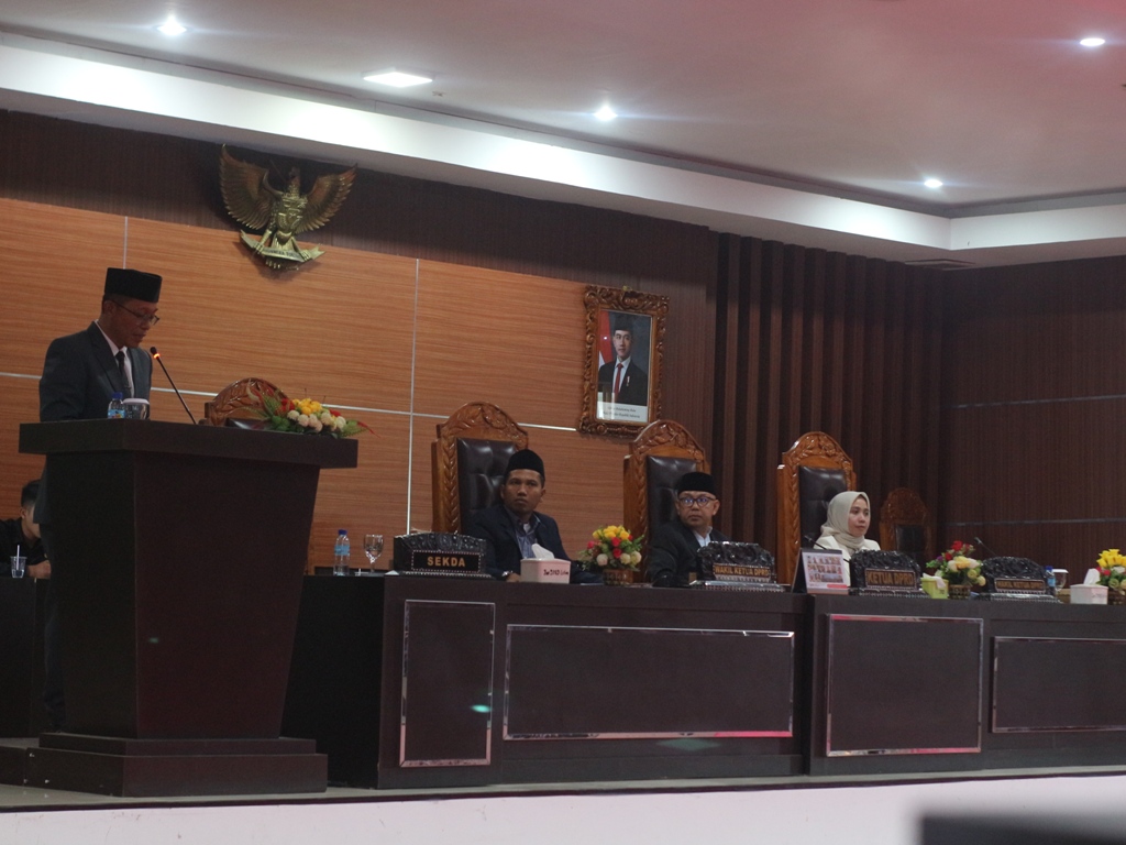 AGENDA PENTING: Sekda Lotim bersama DPRD Lotim saat rapat paripurna dalam rangka penyampaian laporan gabungan komisi&nbsp; DPRD Lotim atas hasil pembahasan terhadap&nbsp;laporan keterangan LKPJ 2024.