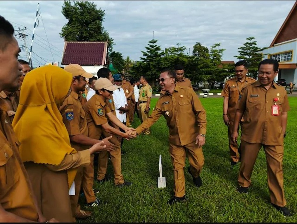 SAPA PEGAWAI: Wakil Wali Kota Bima Feri Sofiyan saat bertemu dengan jajaran pegawai pemerintah kota&nbsp; di halaman Kantor Wali Kota Bima, Senin (24/2).&nbsp;