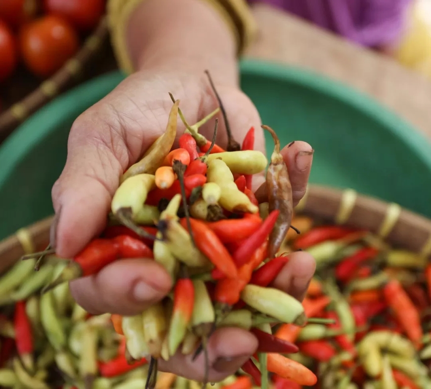 HARGA NAIK: Seorang pedagang cabai melayani pembeli di Pasar Kebon Roek, Kota Mataram, belum lama ini.