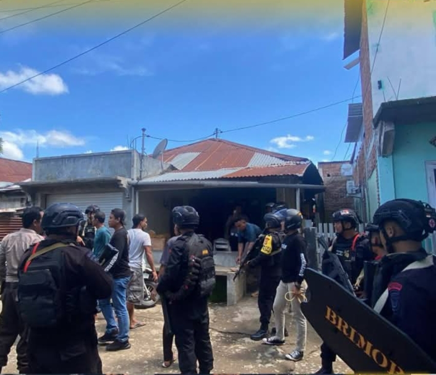 GEREBEK: Tim gabungan menggerebek rumah para terduga pengedar sabu di Kelurahan Bali 1, Dompu, Kamis (27/2).