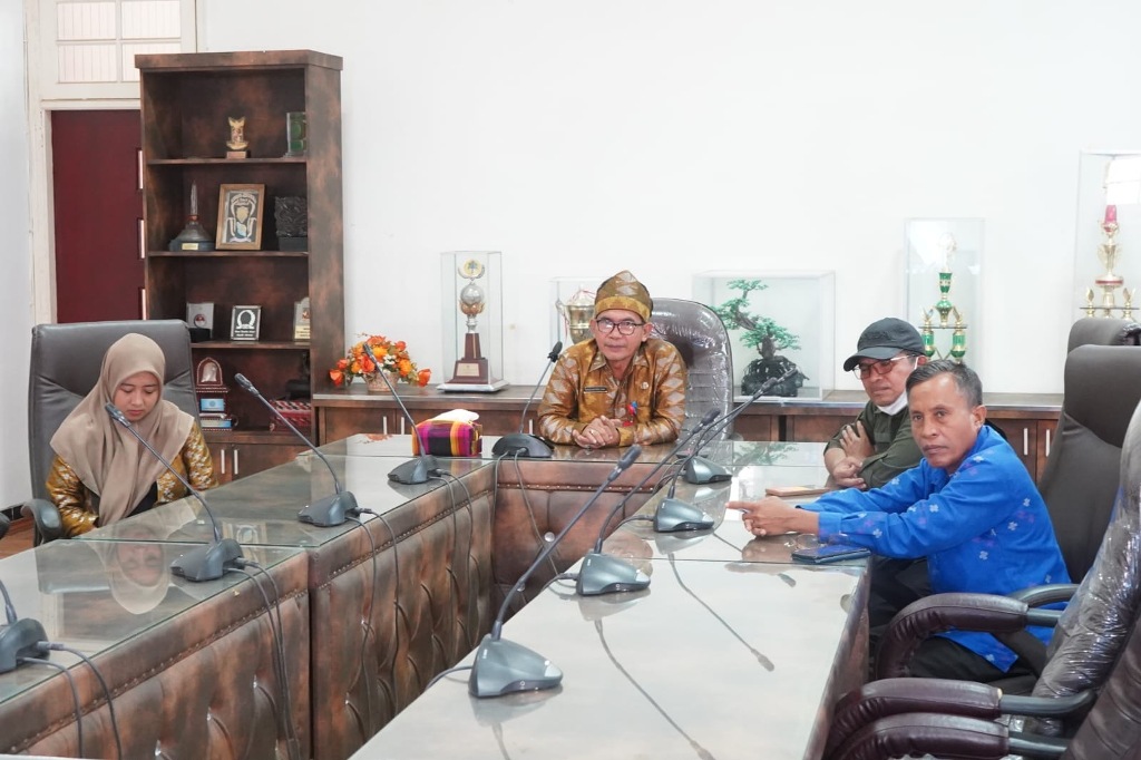 VICON: Plt Asisten II Kota Bima Ahmad Mufrad mengikuti vicon membahas perkembangan inflasi, Jumat (28/2).