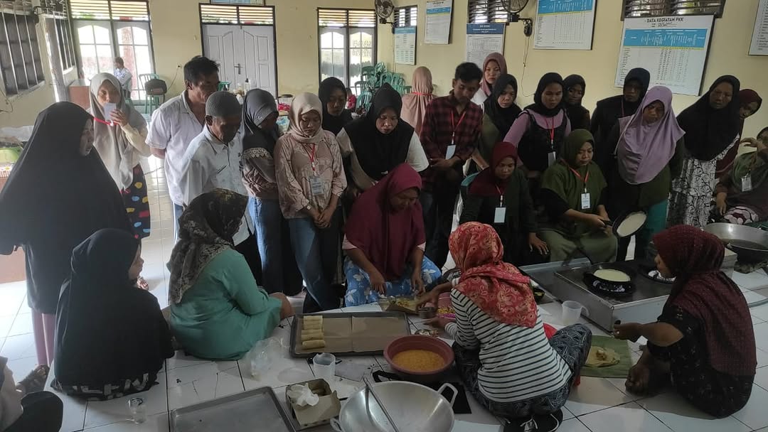 DILATIH WIRAUSAHA: Puluhan sasaran P3KE yang tengah praktik membuat kue bolu zebra, risoles mayo, dan molen pisang di Kantor Desa Kawo, Pujut, Lombok Tengah, Rabu (26/2).