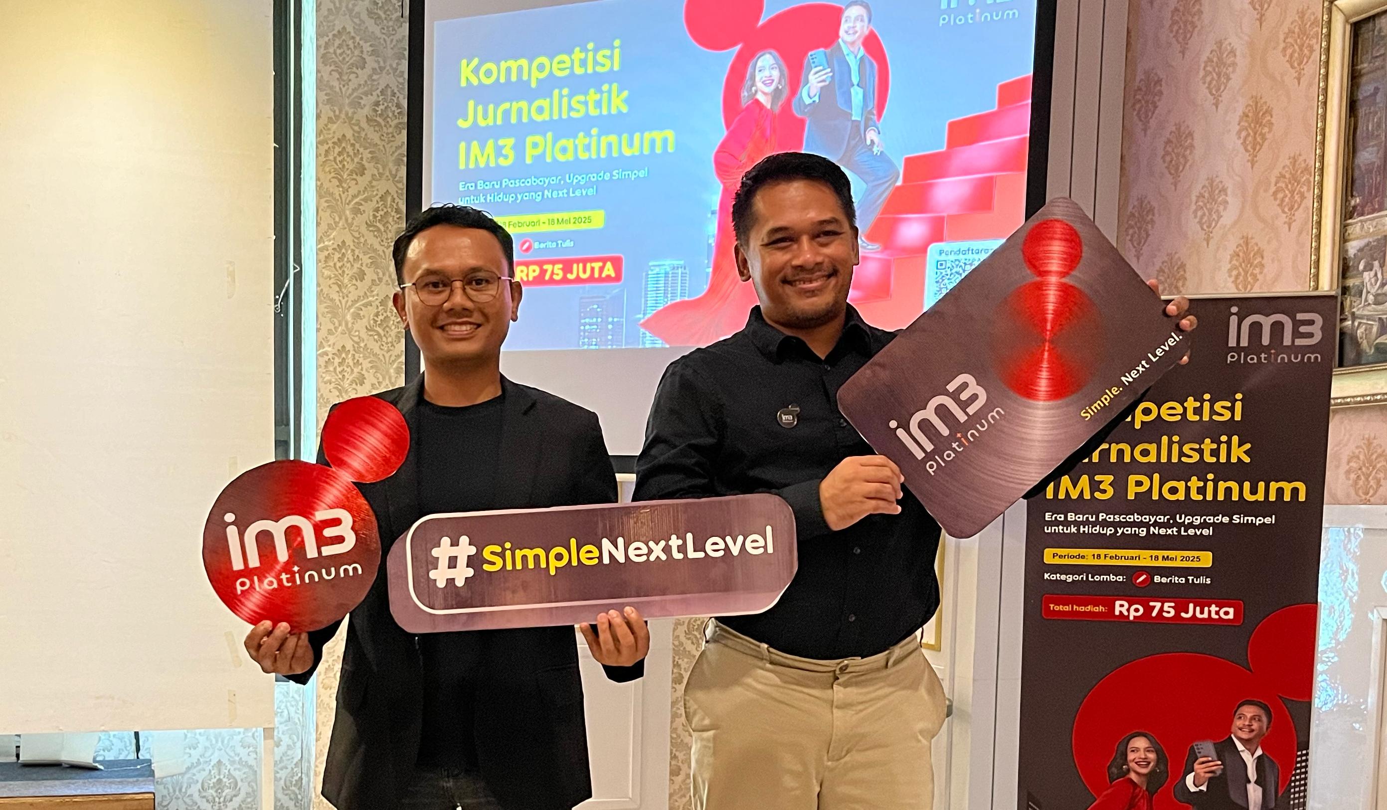 PERKENALAN PRODUK: Head of Postpaid Bali Nusra Indosat Ooredoo Hutchison (IOH) Reinza Syafruddin (kanan) saat pengenalan produk IM3 Platinum, di Mataram.