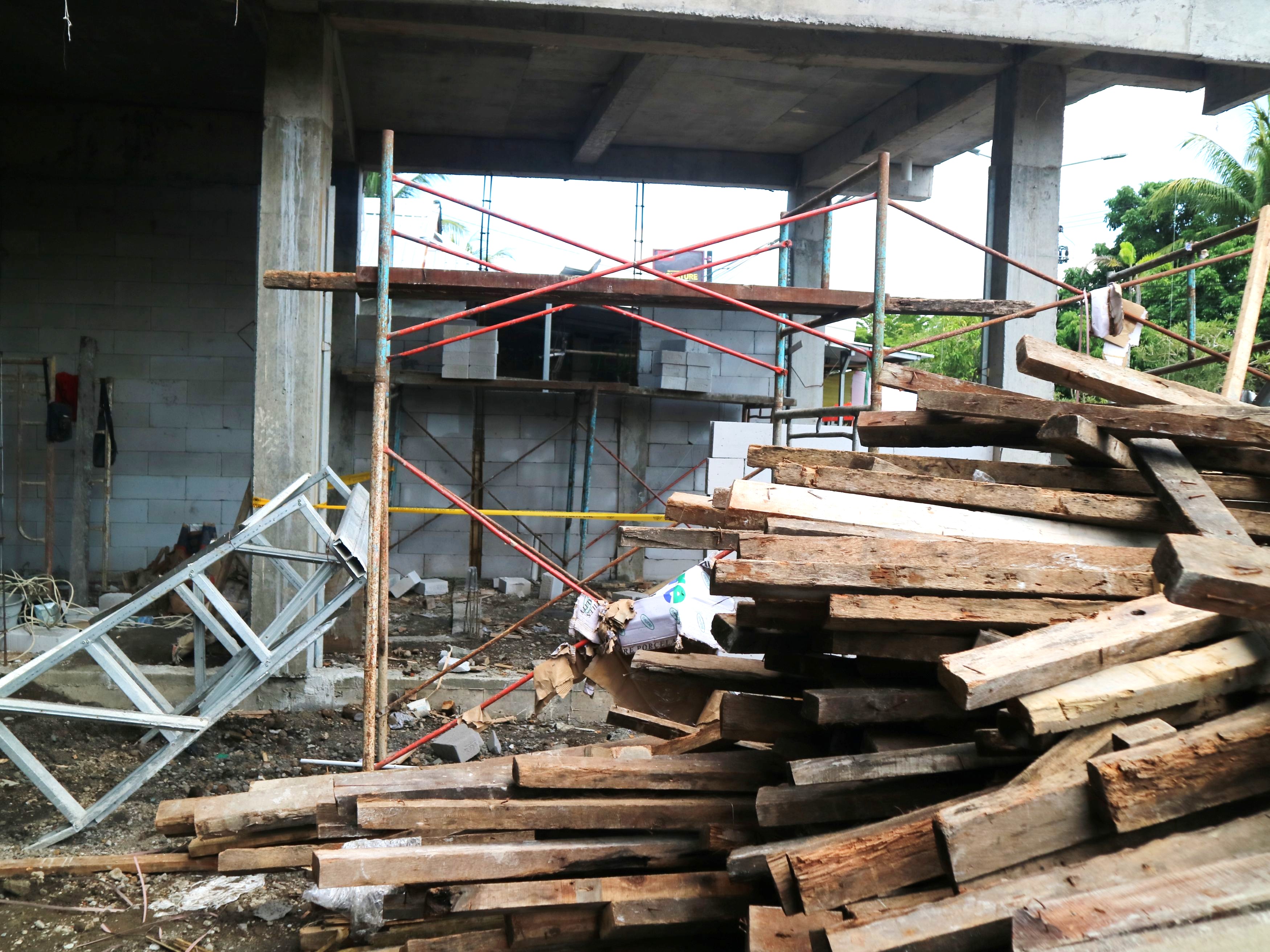 Tumpukan kayu bekas pengerjaan bangunan menumpuk tak jauh dari lokasi bangunan TPS Limbah B3 milik Rumah Sakit Cahaya Medika yang disegel Satpol PP Loteng, belum lama ini.