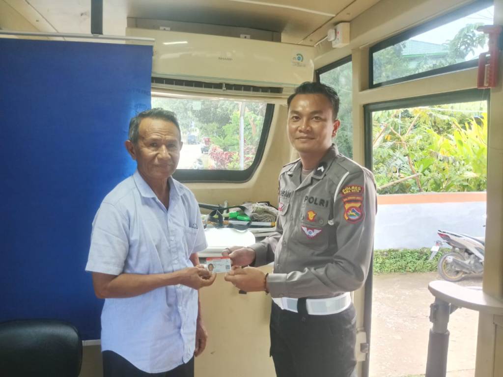 SERAHKAN SIM: Anggota Satlantas Polres Bima Kota menyerahkan SIM kepada warga, beberapa hari lalu.