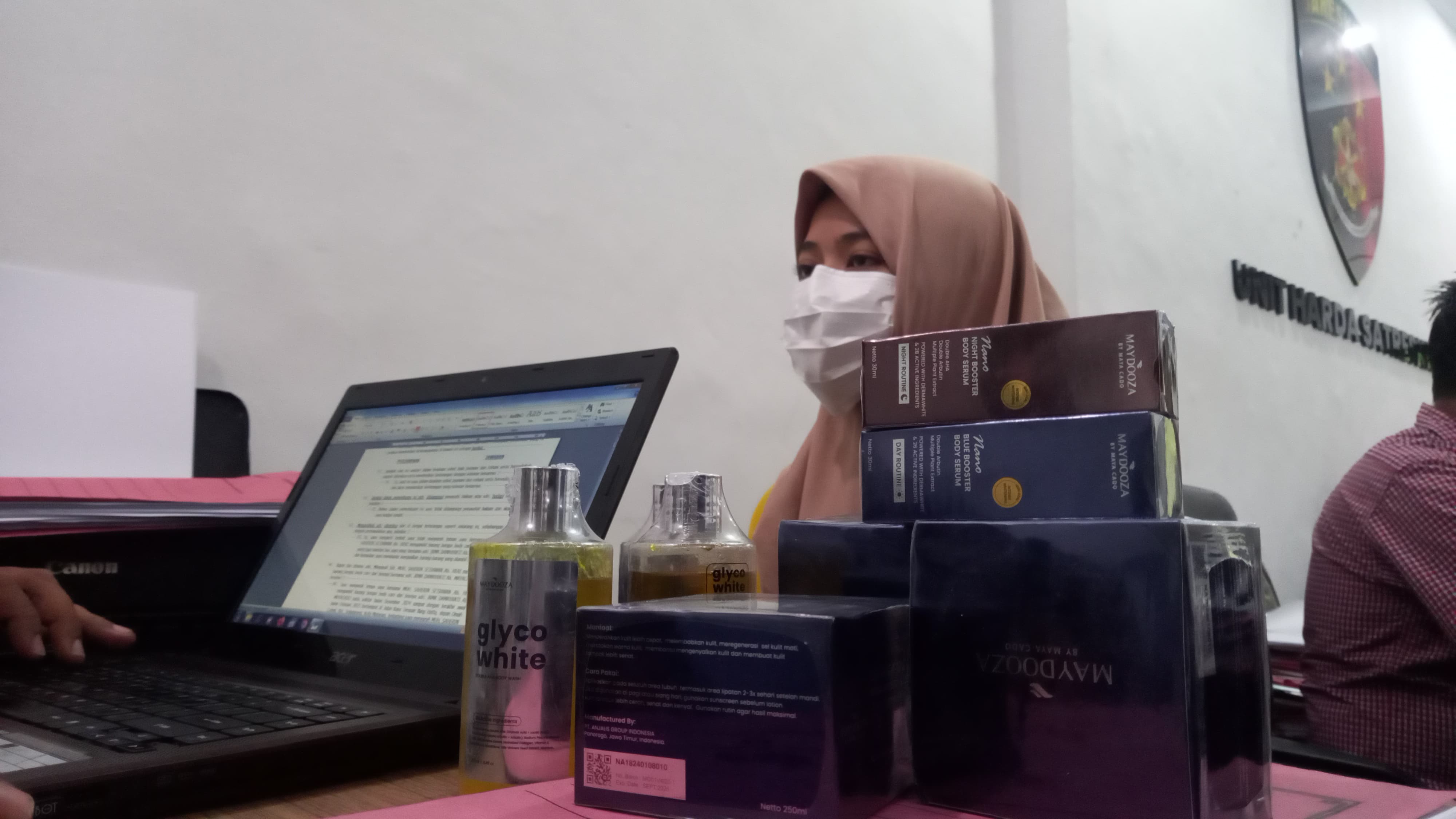 TERSANGKA BARU: Polisi menetapkan WPRD, perempuan asal Lombok Barat sebagai tersangka baru kasus penggelapan produk skincare milik selebgram MC.&nbsp;