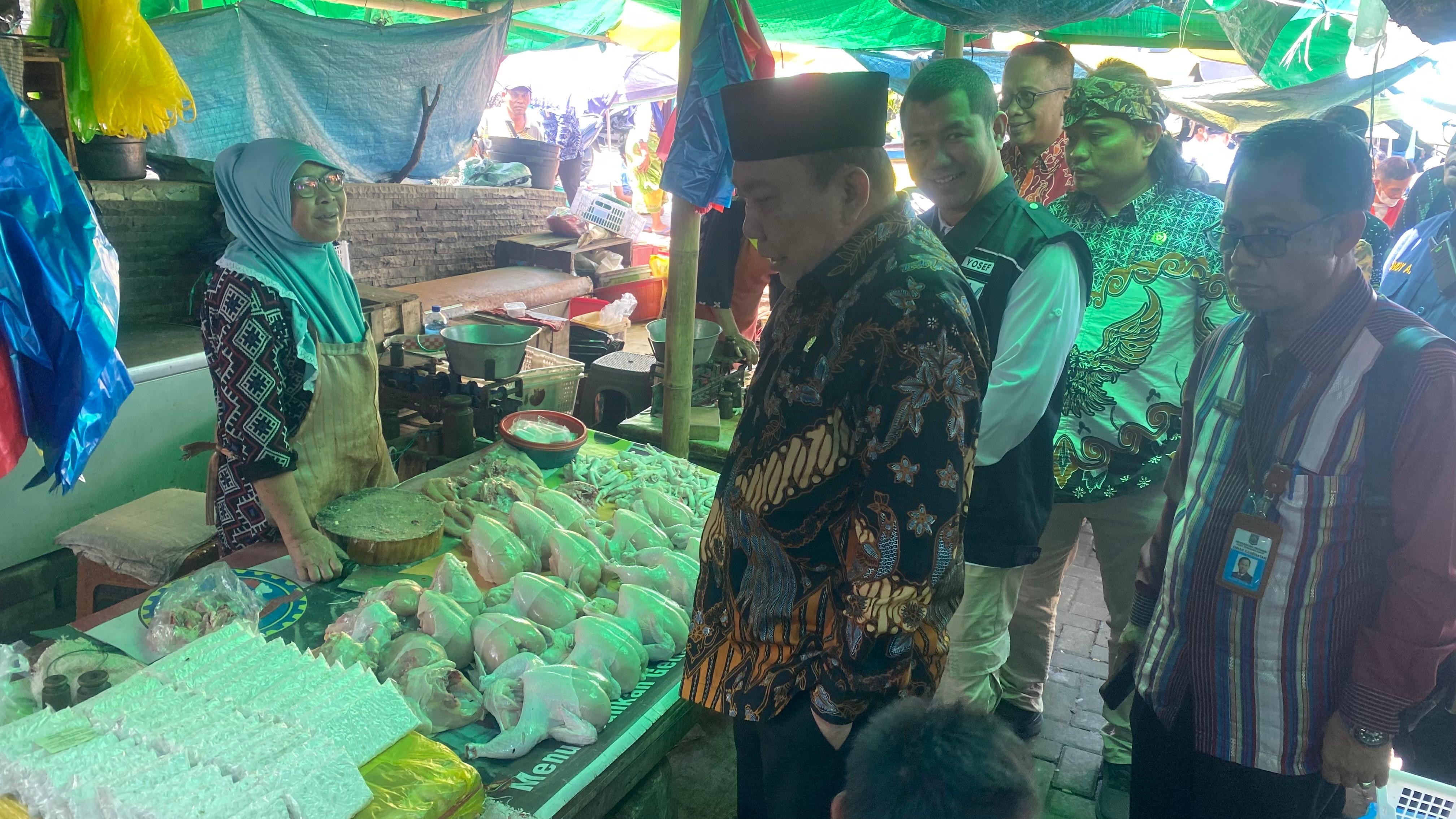 TURUN KE PASAR: Anggota DPR RI Dapil NTB 2 pulau Lombok Muazzim Akbar sedang memantau kondisi pasar Renteng Lombok Tengah, beberapa waktu lalu.&nbsp;