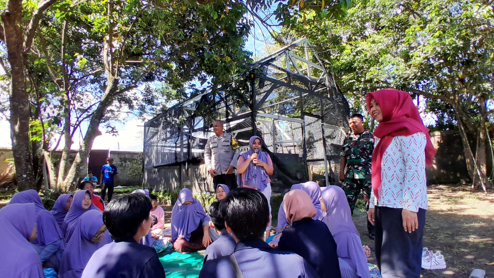 EDUKASI: Kanwil Kemenkum NTB memberikan penyuluh hukum pada Perempuan Kelompok Wanita Tani, di Desa Golong pada Jumat (28/02).
