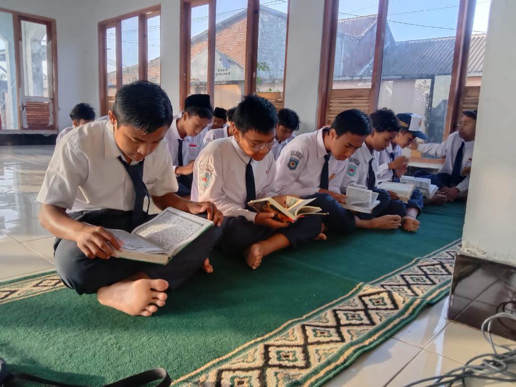 MENGAJI: Siswa SMPN 23 Mataram mengaji di musala&nbsp; sekolah setempat, tahun lalu. Libur sekolah bagi siswa menyambut awal Ramadan 2025 dimulai.