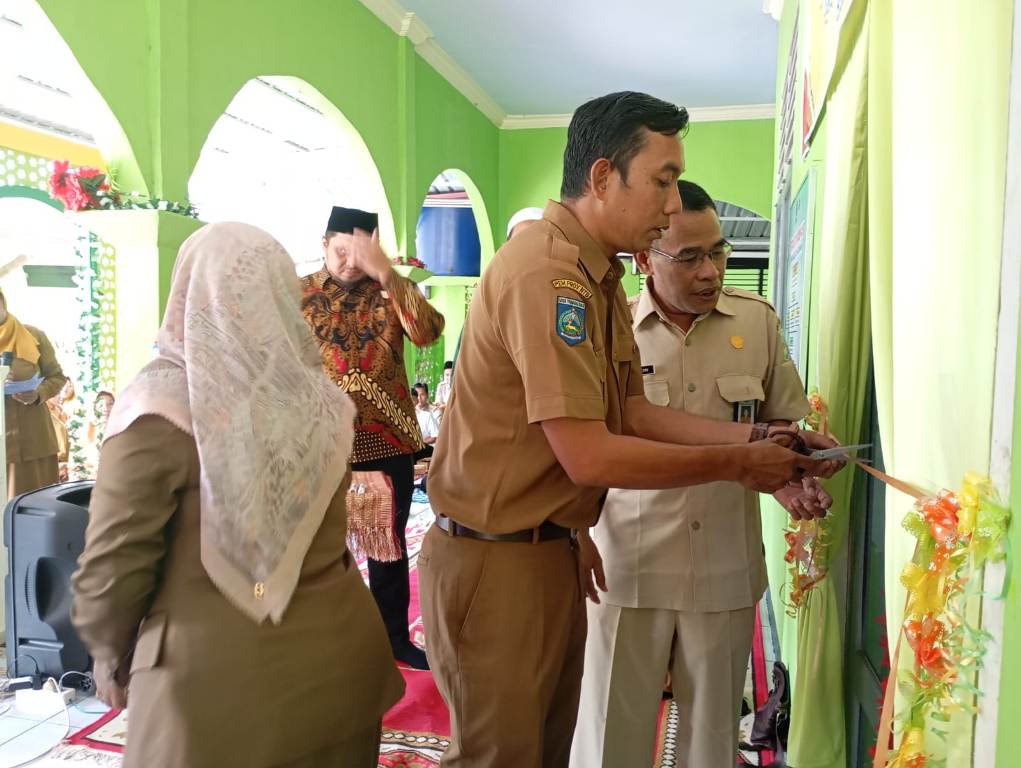 PERESMIAN: Kabid Guru dan Tenaga Kependidikan (GTK) Dinas Pendidikan (Disdik) Kota Mataram Naufal Aldian memotong pita secara simbolis pada peresmian Musala Baitul Ilmi SMPN 10 Mataram.