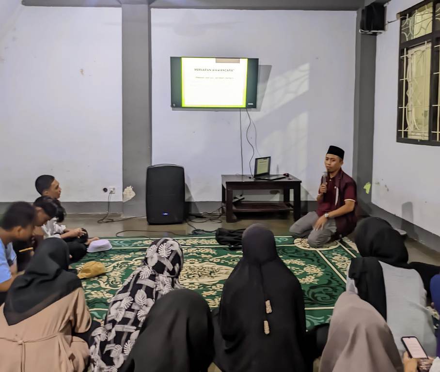 PELATIHAN: Siswa MA Nurul Jannah NW Ampenan mengikuti pelatihan jurnalistik di Aula Panti Asuhan Al Ikhlas Ampenan.