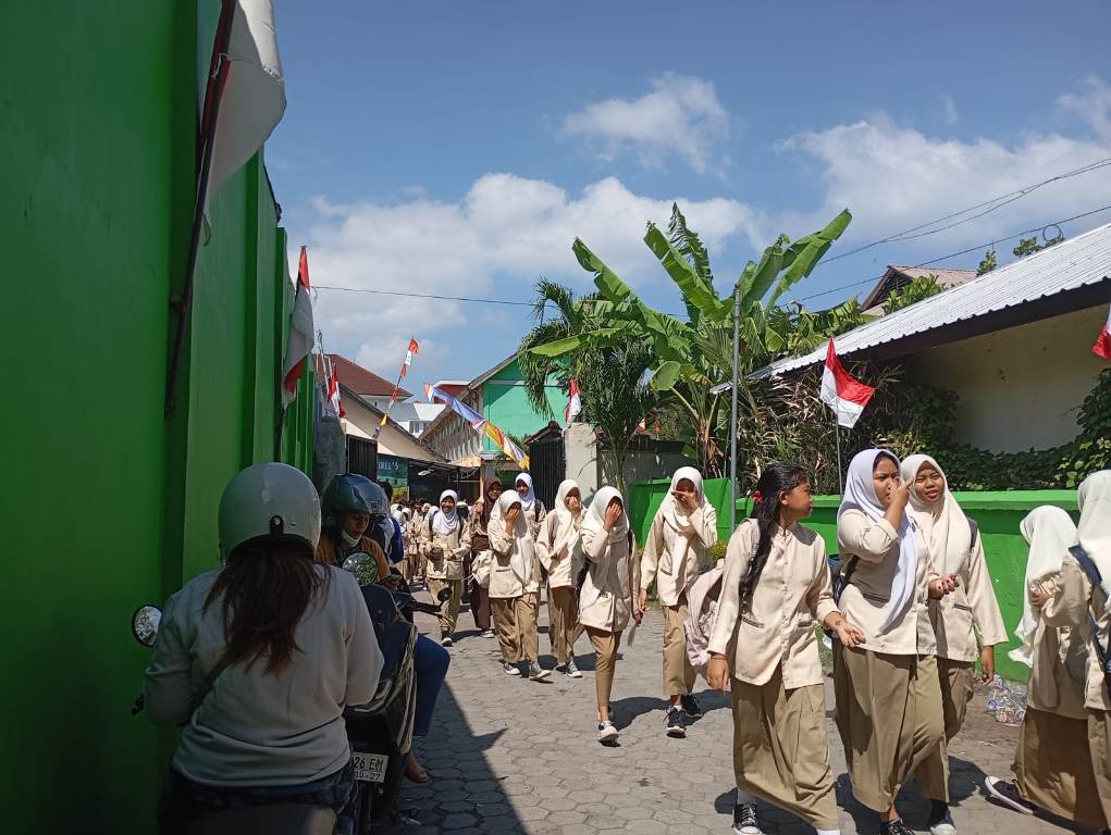 PULANG SEKOLAH: Siswa SMPN 13 Mataram saat pulang sekolah, belum lama ini. Uji coba larangan membawa HP ke sekolah berjalan tanpa kendala.