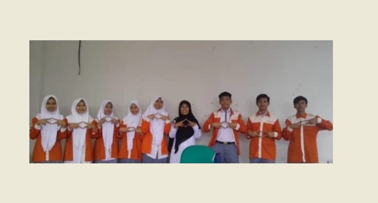 TOREHKAN PRESTASI: Siswa MAN 2 Mataram menunjukkan medali yang diraih pada ajang ISO NTB, belum lama ini