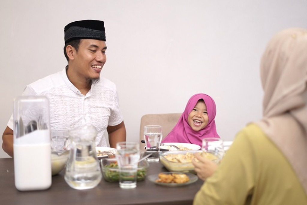 Manfaat ajarkan anak berpuasa untuk kesehatan dan bentuk karakter anak. (alodokter.com)