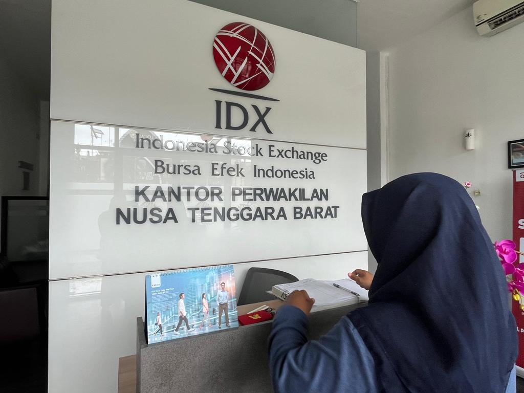 BERKUNJUNG: Salah seorang warga Kota Mataram yang datang berkunjung ke kantor BEI NTB, belum lama ini.