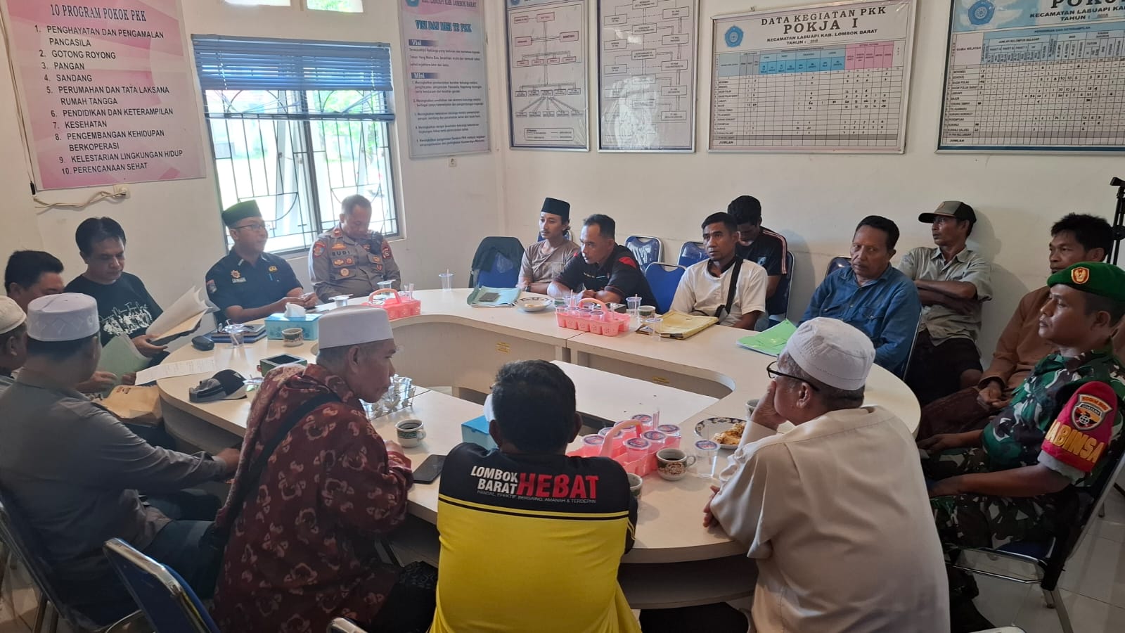 MASALAH TANAH: Camat Labuapi Lalu Rifhandani menggelar mediasi di kantor kecamatan, Jumat (28/2).&nbsp;