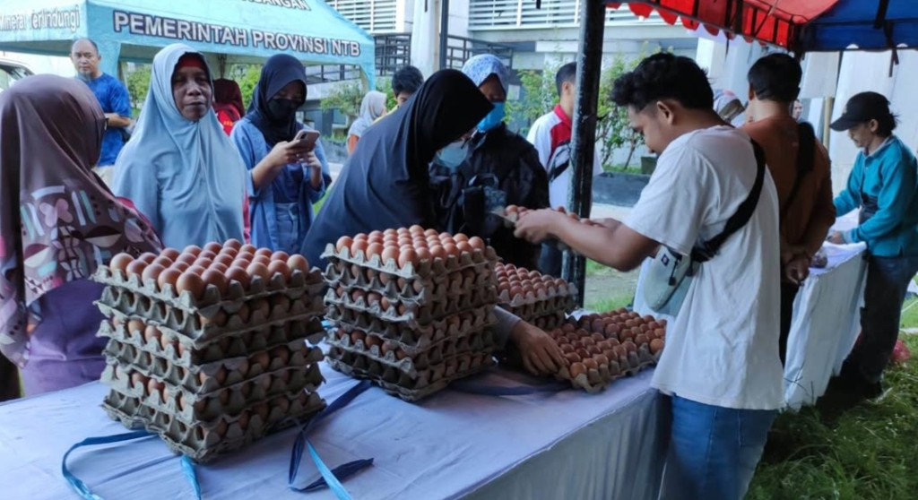 STABILISASI HARGA: Suasana pasar rakyat yang digelar Stabilisasi Harga, Disdag dan Aprindo Gelar Pasar Rakyat Asosiasi Pengusaha Ritel Indonesia (Aprindo) dan Dinas Perdagangan.