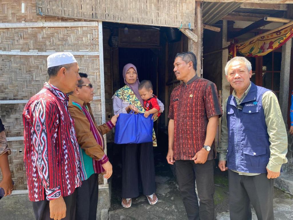 KUNJUNGI: Kepala Dinas Pemberdayaan Perempuan Pelindung Anak dan Keluarga Berencana (DP3AKB) Lotim bersama perwakilan BKKBN NTB saat mengunjungi salah satu keluarga stunting, Jumat (28/2).