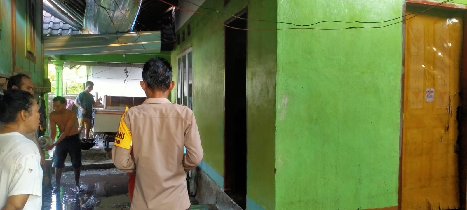 PENDINGINAN: Beberapa petugas pemadam kebakaran, aparat dan masyarakat usai memadamkan api di salah satu rumah warga Lotim, Sabtu (1/3).