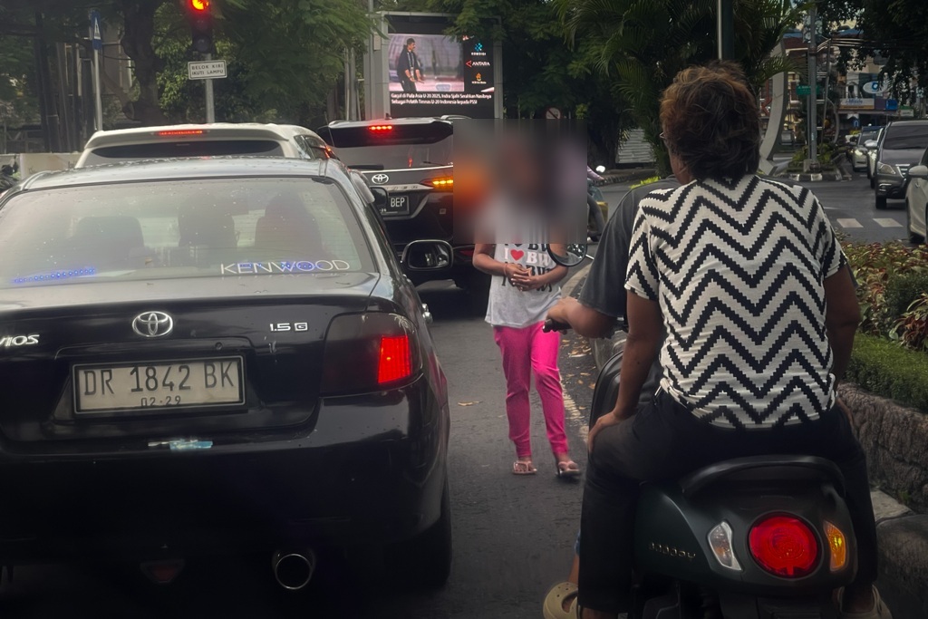 TERLANTAR : Seorang anak jalanan sedang meminta-minta di persimpangan jalan Kota Mataram, beberapa waktu lalu.&nbsp;