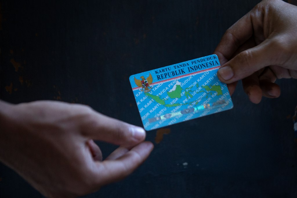 IDENTITAS DIRI : Masih banyak penduduk yang belum memiliki kartu identitas diri.