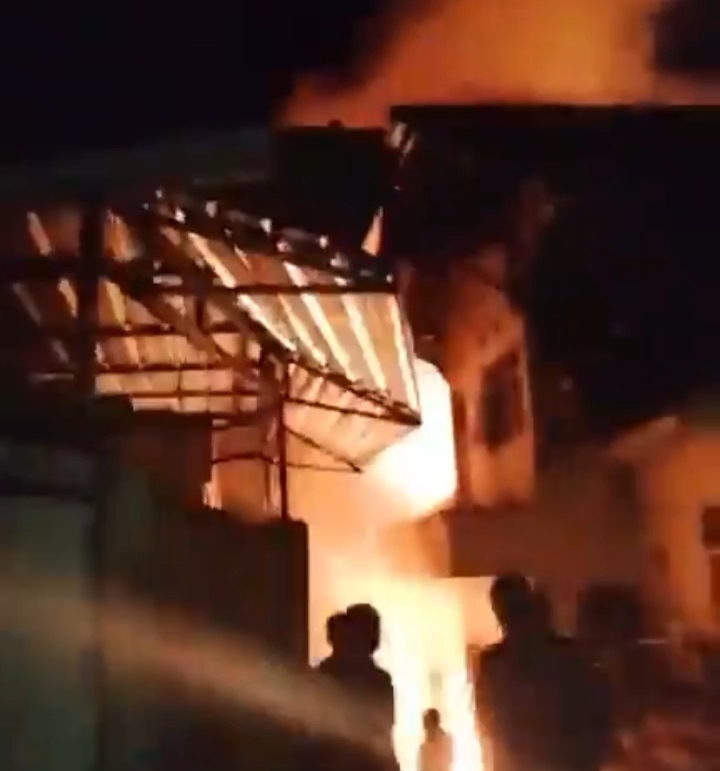 Tiga rumah warga di Kelurahan Kodo, Kecamatan Rasanae Timur, Kota Bima, Minggu malam (2/3).