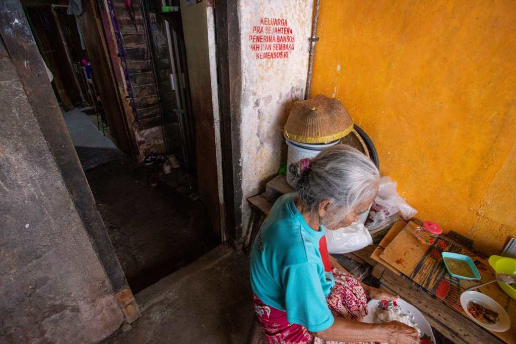 MASYARAKAT MISKIN: Salah seorang nenek di Kota Mataram yang merupakan penerima bantuan sosial dari Kementerian Sosial.