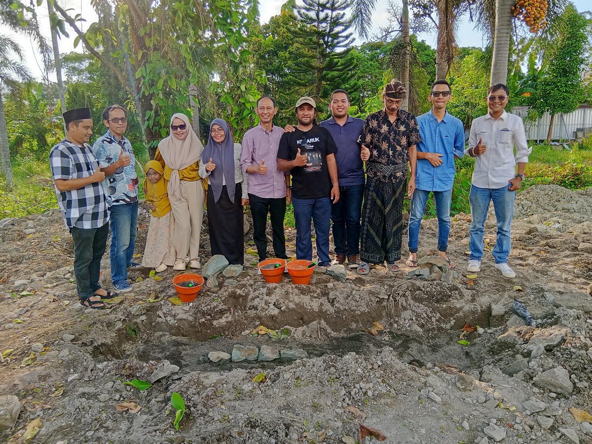 Prof Hamsu Kadriyan (lima kiri) berfoto bersama usai peletakan batu pertama pembangunan Lombok Immersive Technopark di Jalan Jenderal Sudirman, Kota Mataram, akhir pekan lalu.
