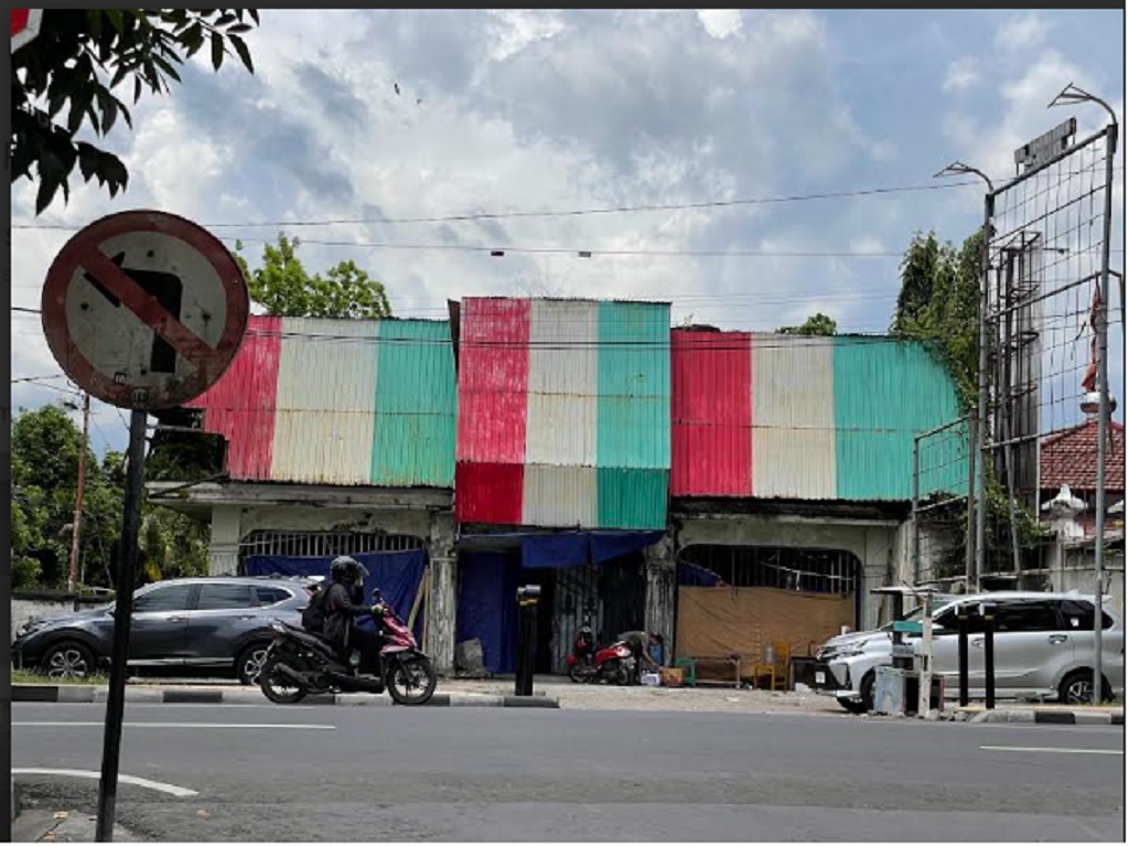 IKONIK: Tampak luar eks Bioskop Irama Theater Mataram yang berada di pinggir jalan Pe-janggik, Kota Mataram, Selasa (25/2).