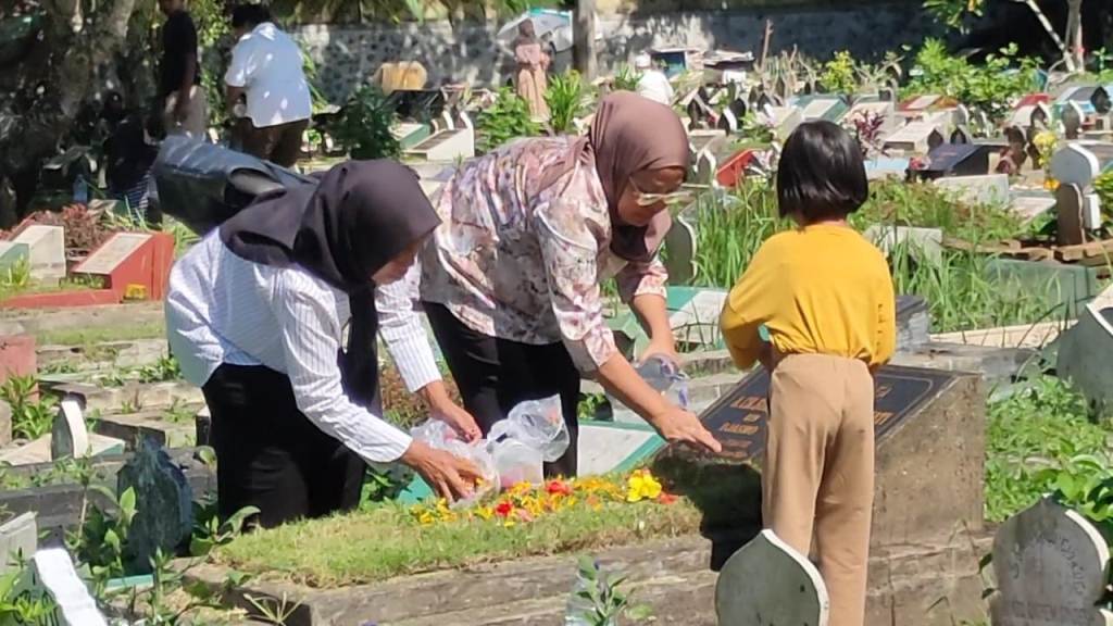 TRADISI RAMADHAN : Seorang sedang melakukan ziarah kubur keluarga di TPU Mataram akhir pekan lalu.