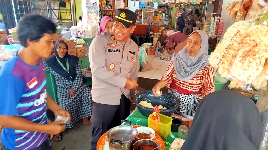 CEK KETERSEDIAAN BARANG: Kapolsek Mataram AKP Mulyadi saat mengecek ketersediaan bahan pokok di Pasar Pagutan, pekan lalu.