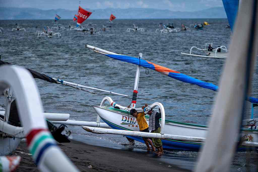MATA PENCAHARIAN: Setelah bersandar, nelayan membongkar ikan hasil tangkapan di dermaga pelabuhan perikanan. Fasilitas ini berperan penting dalam aktivitas usaha perikanan tangkap di laut.