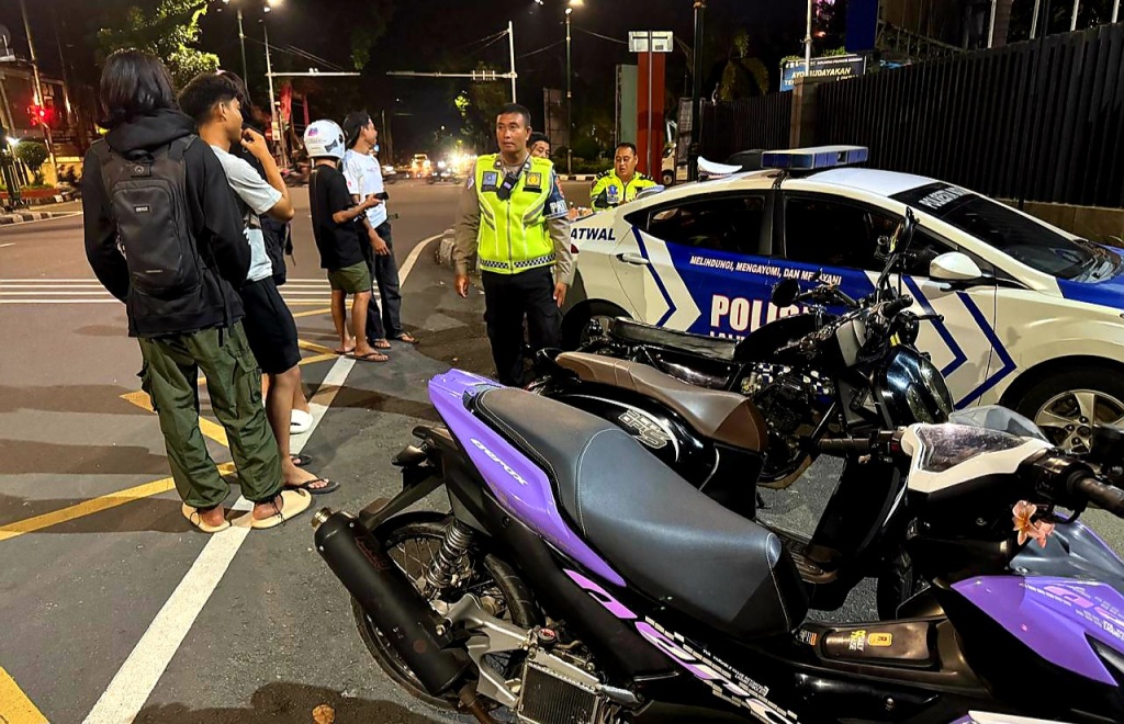 CEGAH GANGGUAN KAMTIBMAS: Polisi melakukan patroli mencegah adanya aksi balap liar, balap lari, hingga aksi kelompok motor dinihari Mimggu (2/3)..