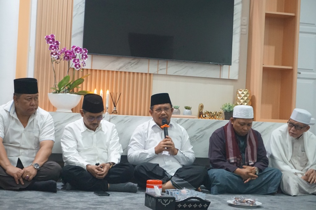SAMBUTAN: Bupati Lobar Lalu Ahmad Zaini (tengah) didampingi Sekda Lobar Ilham (dua dari kiri) menyampaikan ucapan terima kasih saat mulai menempati rumah dinas bupati, Sabtu sore (1/3).