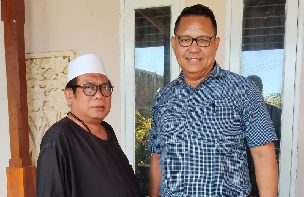 PENUHI UNDANGAN POLISI: Mantan Bupati Loteng Moh Suhaili FT didampingi kuasa hukumnya Abdul Hanan saat memberikan keterangan kepada penyidik Polres Loteng terkait kasus perusakan mobil, pengancaman.