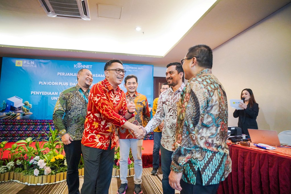 KERJA SAMA: Direktur PT Varindo Lombok Inti Gede A Surya Primayadi (dua kiri) saat berbincang dengan pihak PT PLN UIW NTB dan PT PLN Icon Plus usai penandatangan kerja sama strategis.