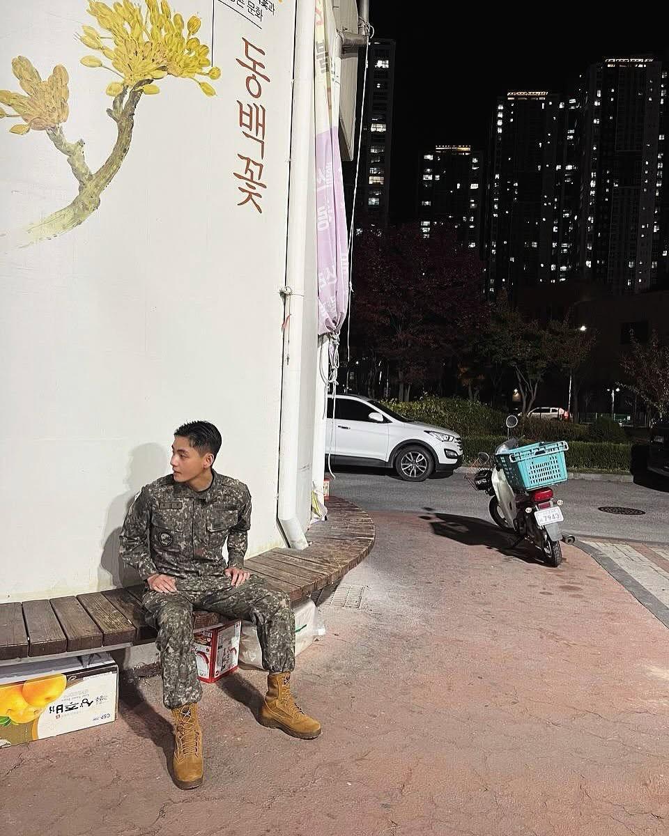 Taehyung BTS saat mengunjungi Pasar Pungmul Chuncheon di Onui-dong, Provinsi Gangwon, Korea Selatan.