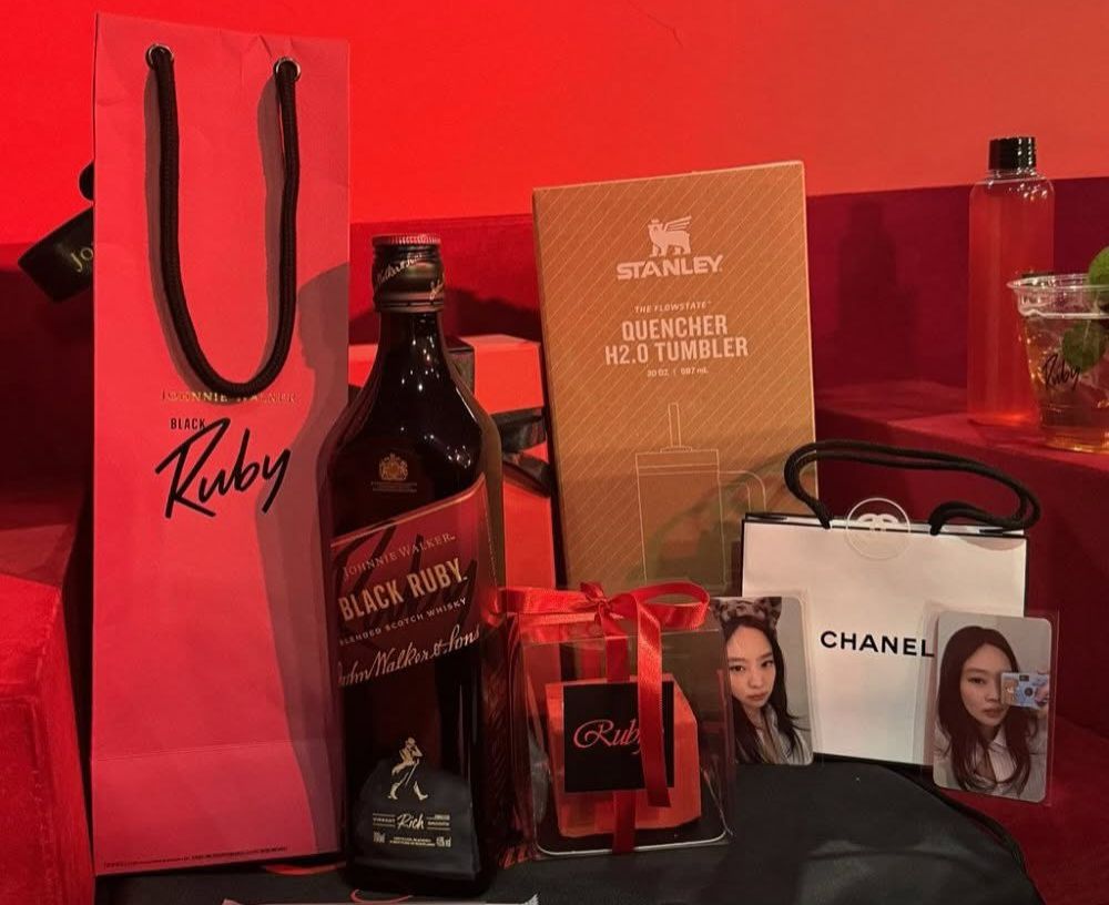Hadiah mewah Listening Party Rubify Jennie BLACKPINK untuk 200 penggemar beruntung.