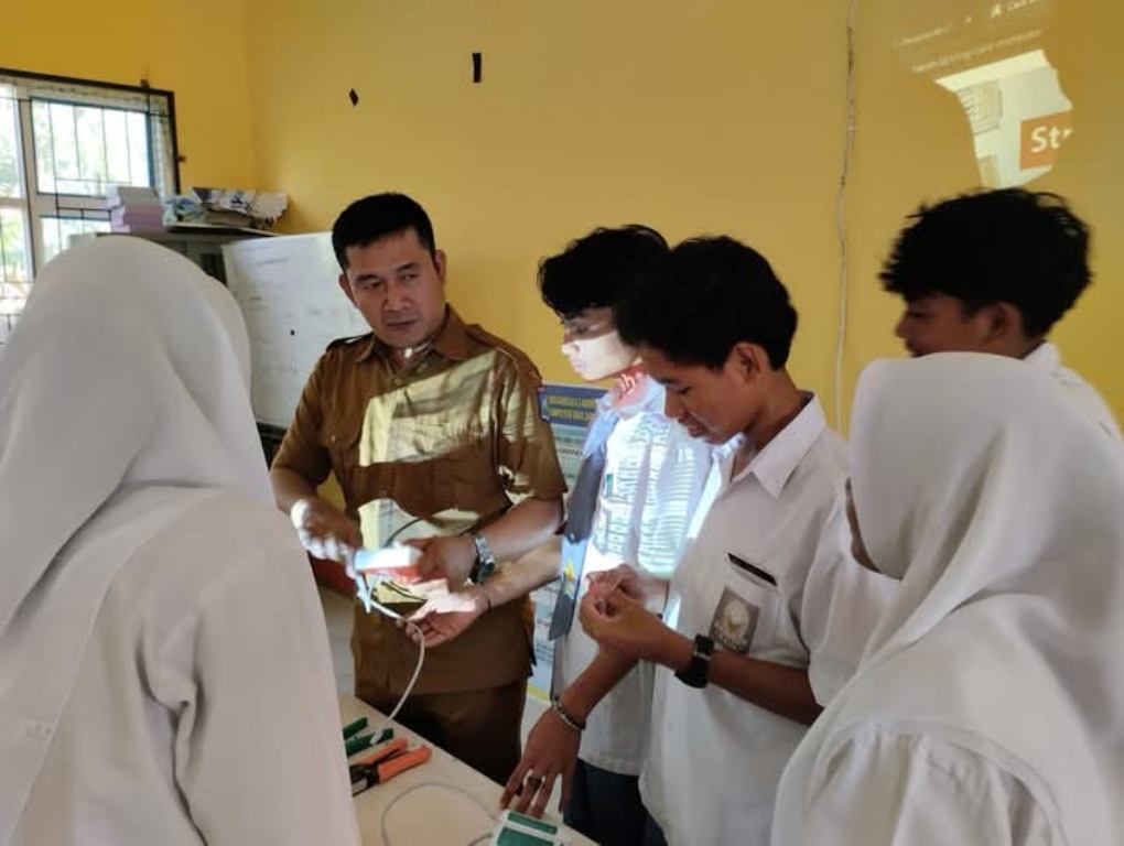 UJI KOMPETENSI: Siswa SMKN 1 Sekotong Jurusan TKJ melaksanakan uji kompetensi keahlian di sekolah setempat, belum lama ini.